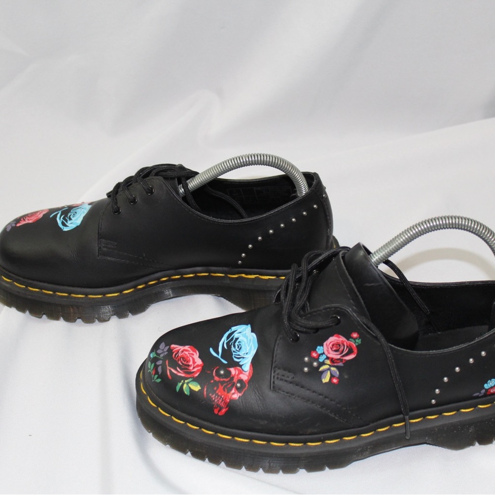 Black Floral Skull Lace-Up Shoes for Women - Picture 3 of 8